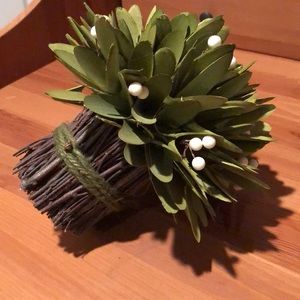 home goods Accents - Fake bundle of leaves with white berries. home goods Accents - Fake bundle of leaves with white berries.